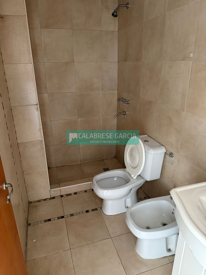 Se alquila monoambiente zona centro por ascensor