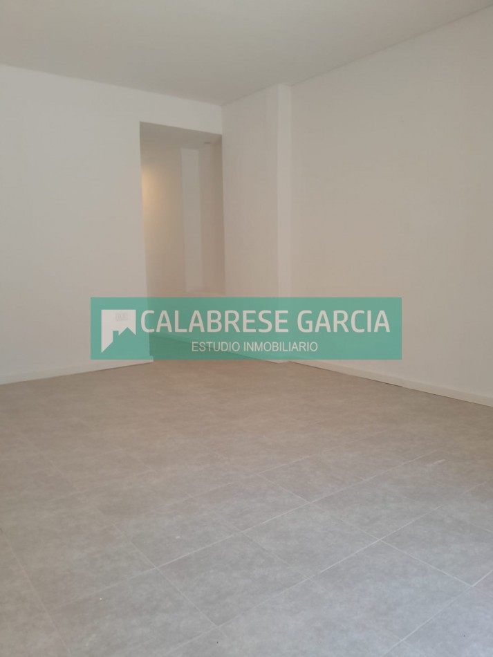 En venta casa dos dormitorios zona centro , cochera, patio verde ! 