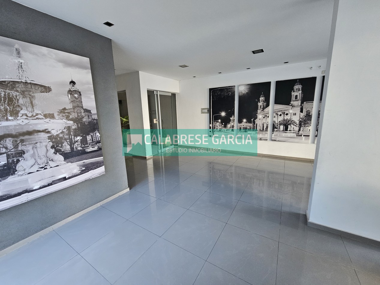 En venta monoambiente , zona centro , dos patios , cocina separada !