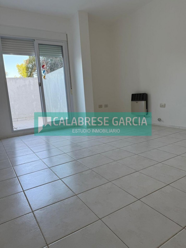 En venta monoambiente , zona centro , dos patios , cocina separada !