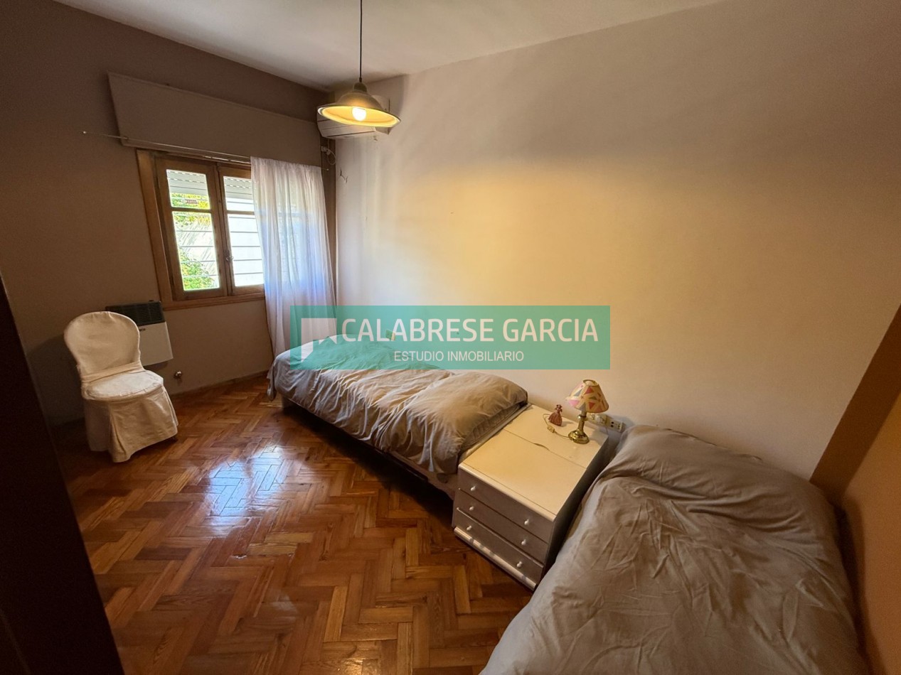 En venta casa zona centro parque , cochera, patio verde !