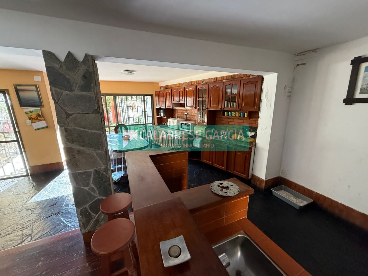 En venta casa zona parque, gran fondo, quincho, cochera !