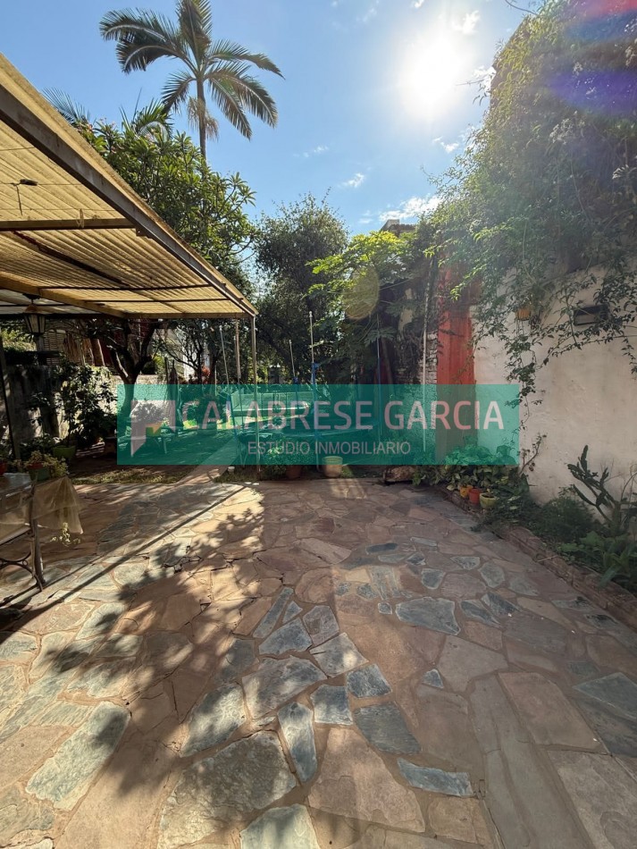 En venta casa zona parque, gran fondo, quincho, cochera !