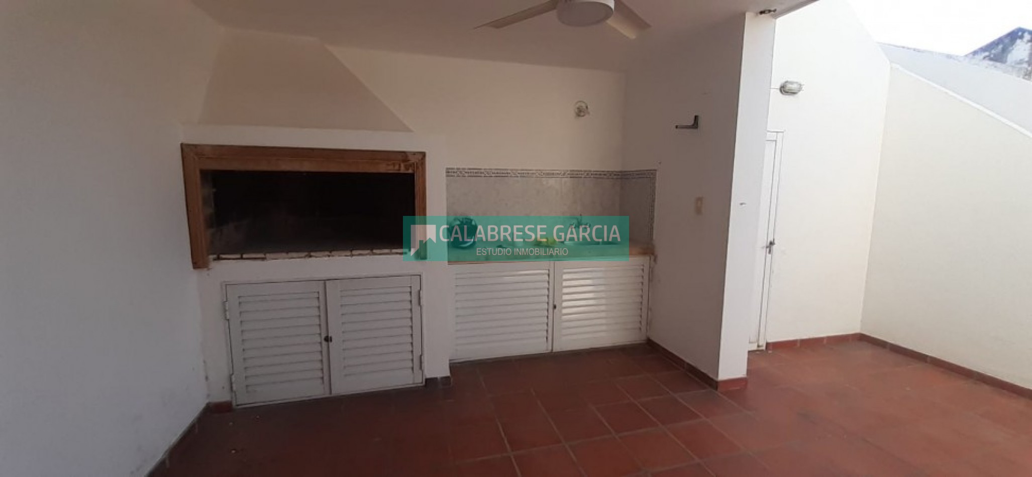 En venta casa zona barrio mercantil , dos dormitorios, dos baños, amplio terreno !