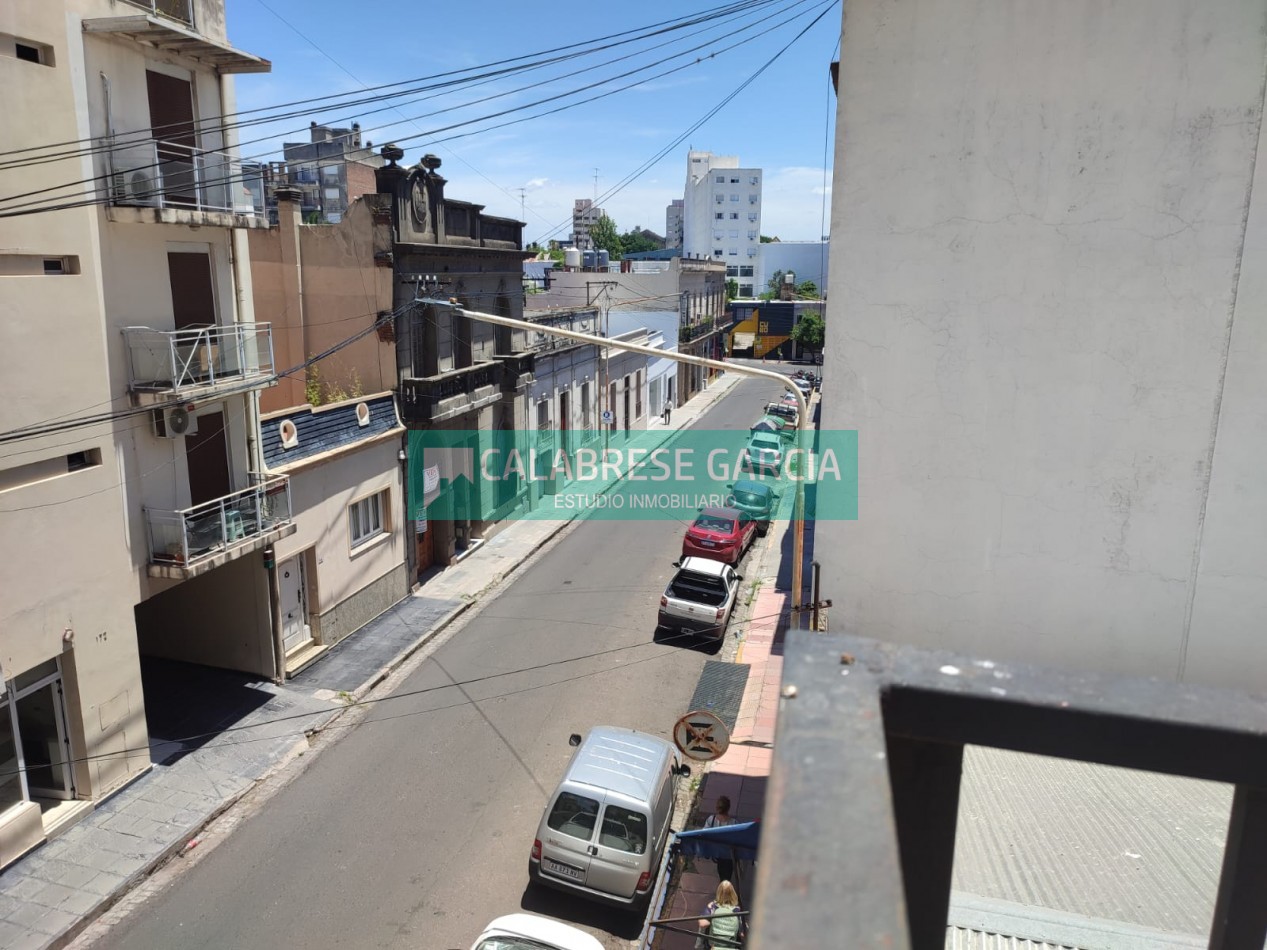 RETASADO ! IMPERDIBLE OPORTUNIDAD VENDO CASA A METROS DE LA PLAZA DE MAYO Y PEATONAL APTA CREDITO