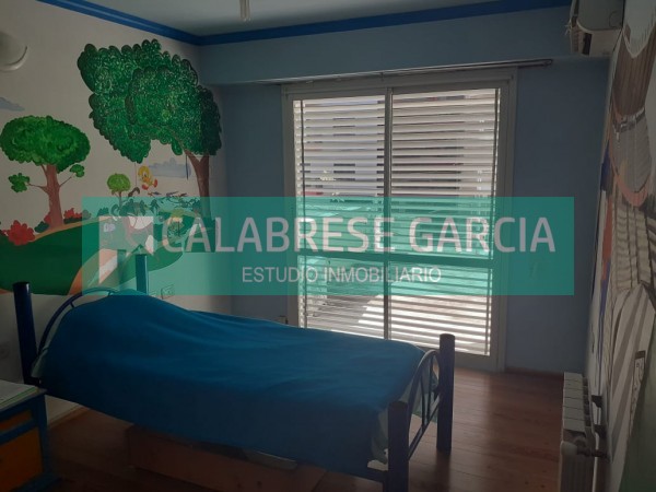 SE VENDE CASA ZONA CENTRO PARQUE CON PISCINA 