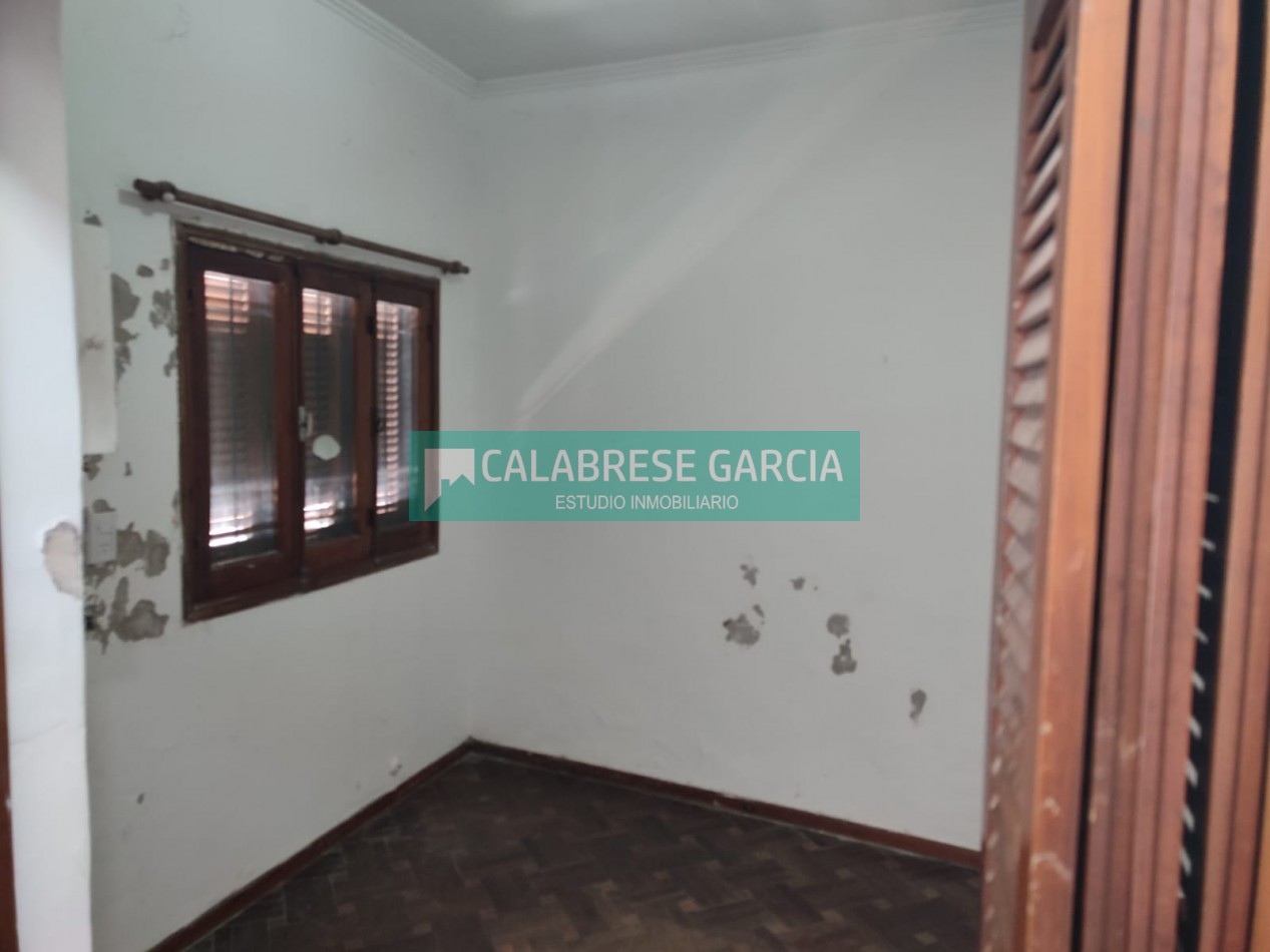 RETASADO ! IMPERDIBLE OPORTUNIDAD VENDO CASA A METROS DE LA PLAZA DE MAYO Y PEATONAL APTA CREDITO