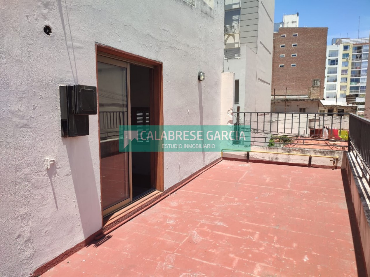 RETASADO ! IMPERDIBLE OPORTUNIDAD VENDO CASA A METROS DE LA PLAZA DE MAYO Y PEATONAL APTA CREDITO