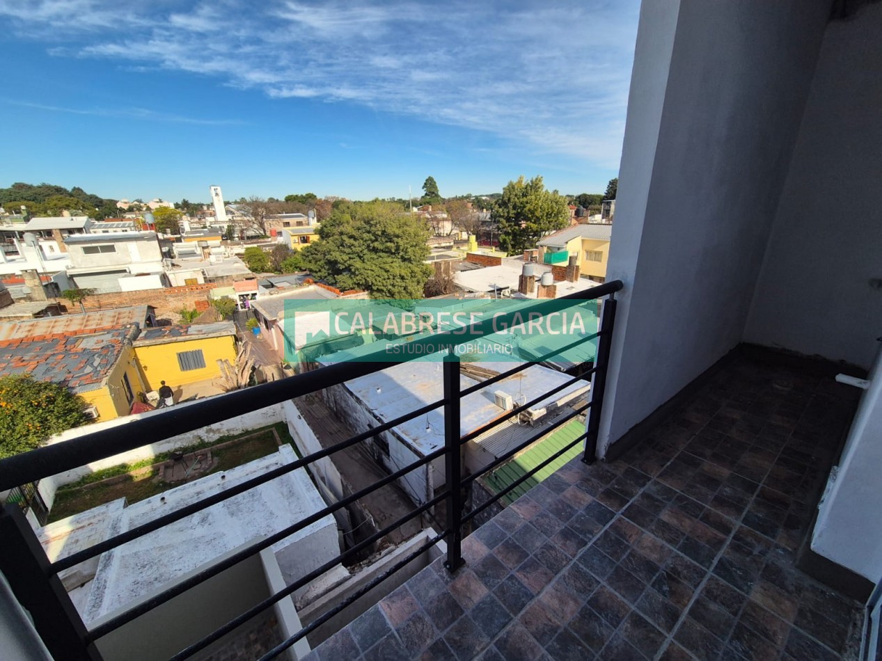 En venta monoambiente , con balcon y edificio con ascensor !