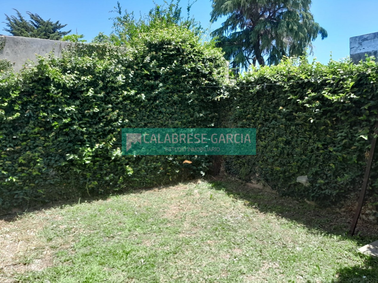 En venta casa dos dormitorios zona centro , cochera, patio verde ! 