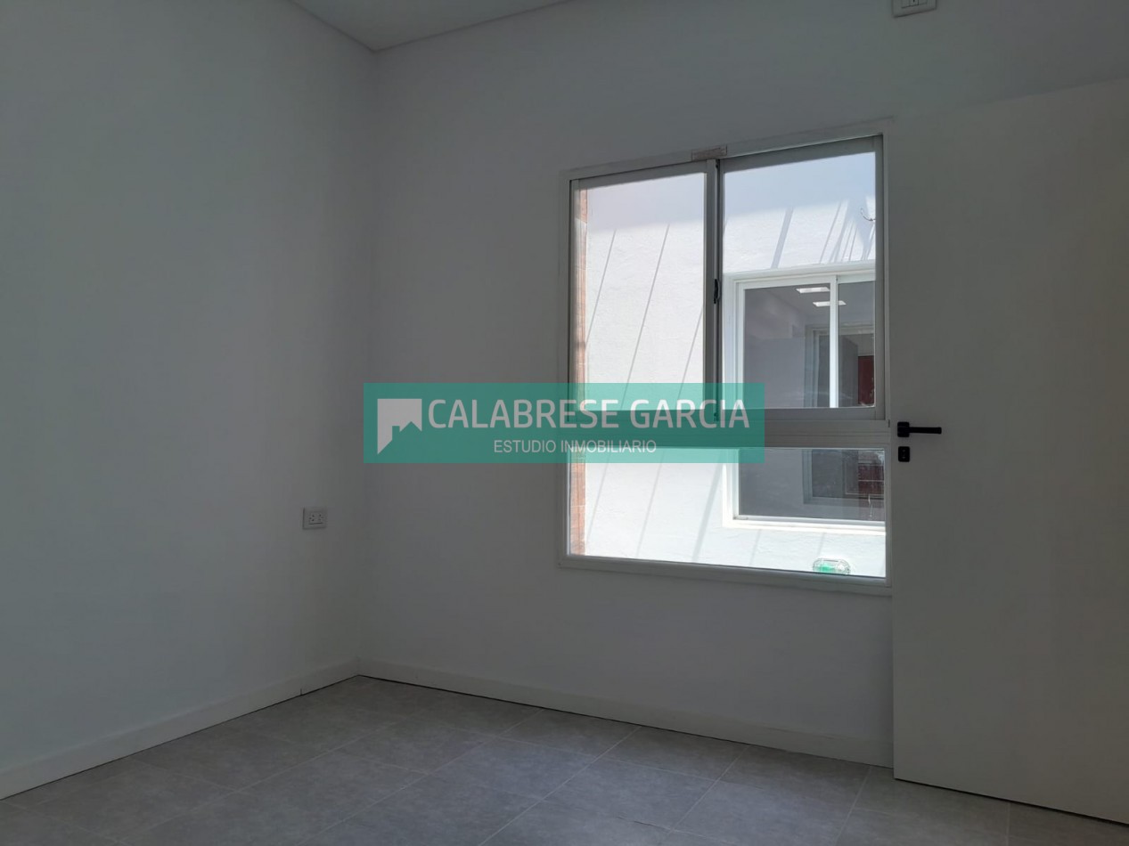 En venta casa dos dormitorios zona centro , cochera, patio verde ! 