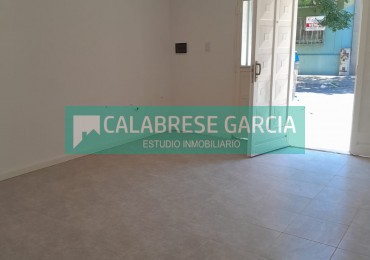 En venta casa dos dormitorios zona centro , cochera, patio verde ! 