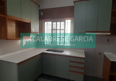 En venta casa zona barrio mercantil , dos dormitorios, dos baños, amplio terreno !