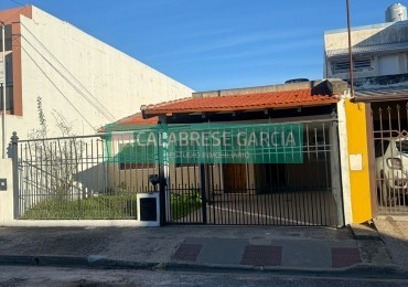 Se alquila casa de tres dormitorios 