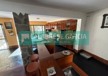 En venta casa zona parque, gran fondo, quincho, cochera !