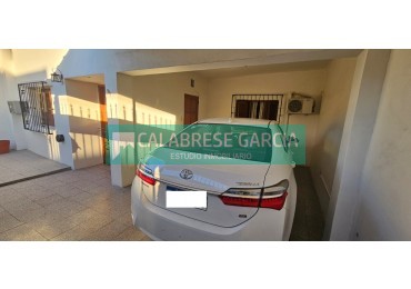 SE VENDE CASA DE TRES DORMITORIOS EN UNA PLANTA ZONA SANTA TERESITA